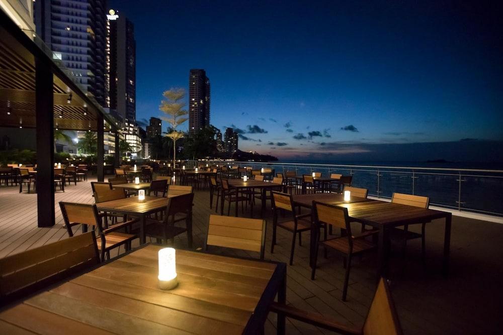 Hompton Hotel By The Beach George Town Exteriör bild