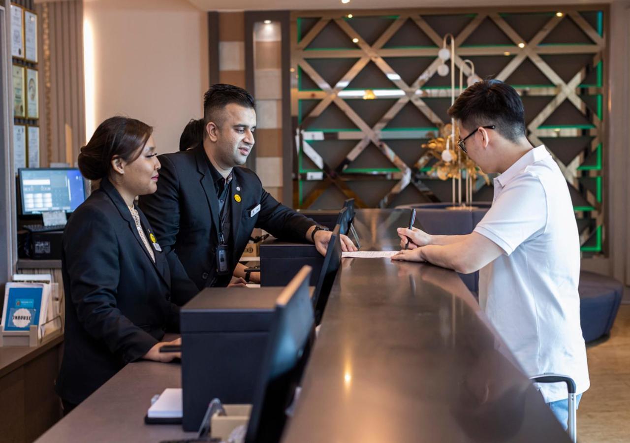 Hompton Hotel By The Beach George Town Exteriör bild